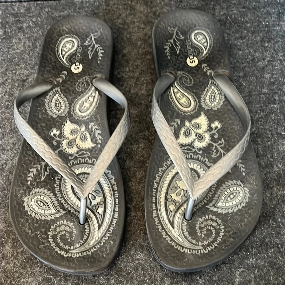 STUDIO 35 Stylish Black Flip-Flops for Women Size‎ 7/8